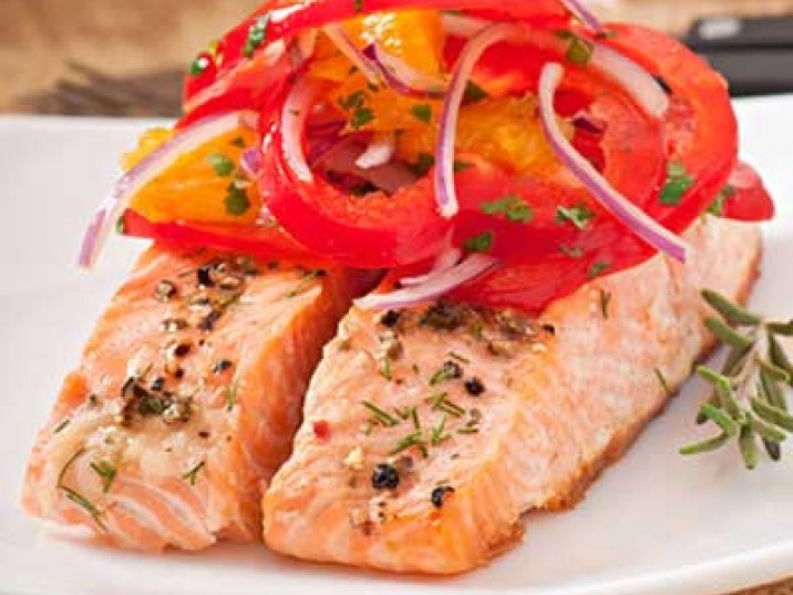 Gebackener Lachs mit Pfeffer und Orangen Gebackener Lachs mit Pfeffer und Orangen