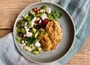 Gebratene Hähnchenbrust mit Salat und Feta