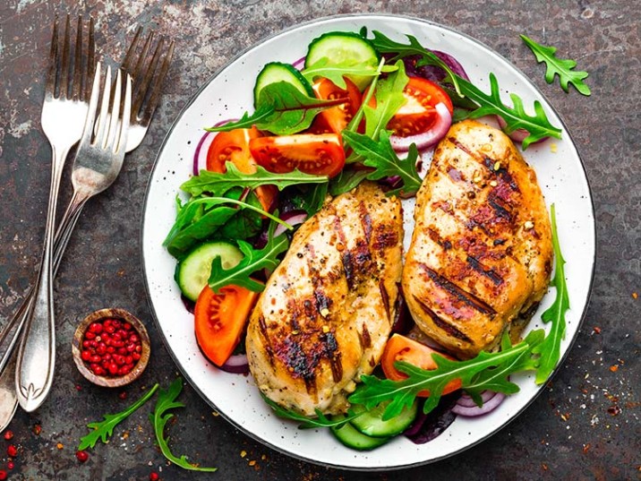 Gebratene Hähnchenbrust mit Salat