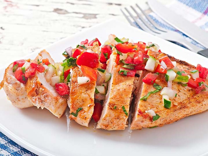 Gebratene Hähnchenbrust mit Tomatensalsa Gebratene Hähnchenbrust mit Tomatensalsa