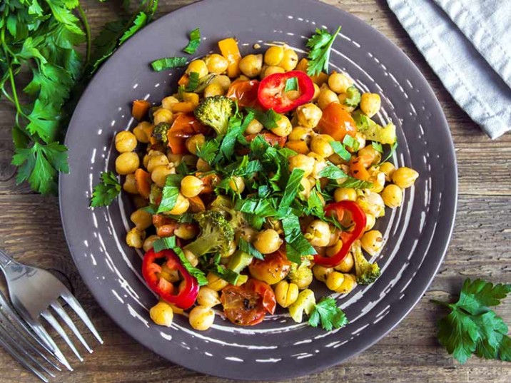 Gebratene Kichererbsen mit Kurkuma, Tomaten und Brokkoli