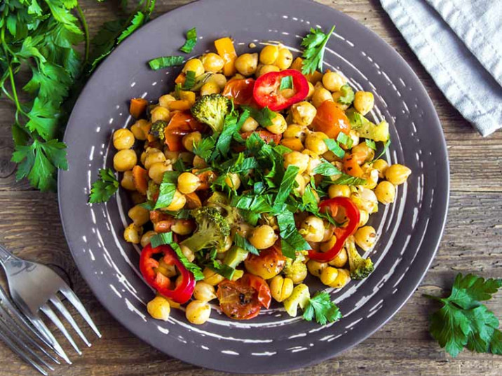 Gebratene Kichererbsen mit Kurkuma, Tomaten und Brokkoli ...