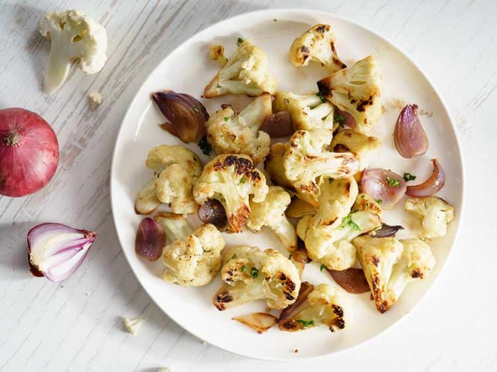 Gebratener Blumenkohl mit roten Zwiebeln im Asia-Style