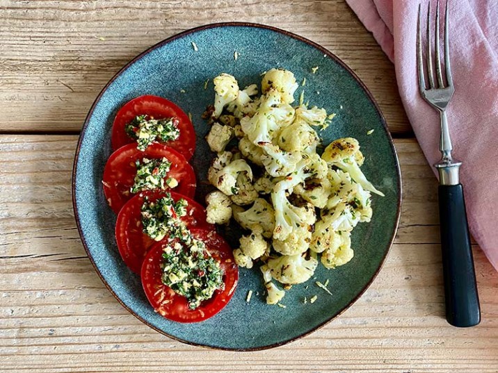 Gebratener Blumenkohl mit Tomate und Pesto Gebratener Blumenkohl mit Tomate und Pesto