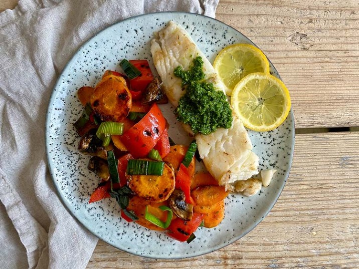Gebratener Heilbutt mit Pesto und Gemüse Gebratener Heilbutt mit Pesto und Gemüse