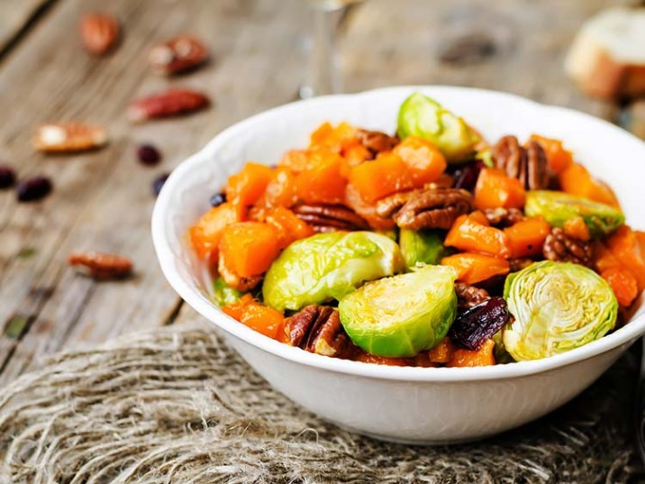 Gebratener Kürbis-Rosenkohlsalat mit Pakannüssen Gebratener Kürbis-Rosenkohlsalat mit Pakannüssen