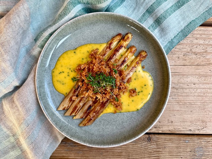 Gebratener Spargel mit selbstgemachter Mayo und Brösel