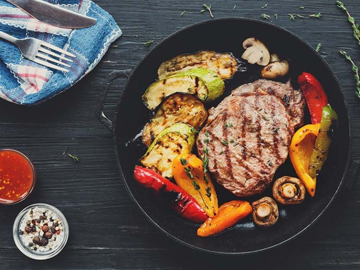 Gebratenes Schweinesteak mit Gemüse und Salza Dip - lowcarbrezepte.org