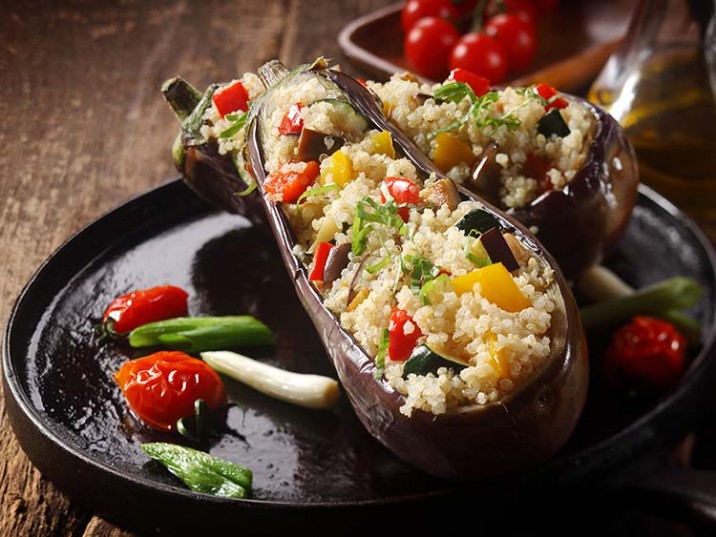 Gefüllte Aubergine mit Quinoa und Gemuese Gefüllte Aubergine mit Quinoa und Gemuese