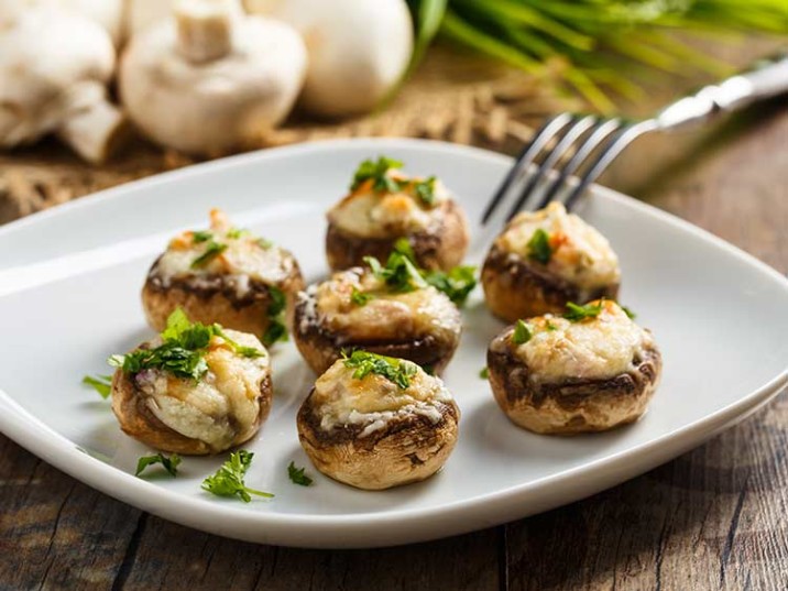 Gefüllte Champignons mit Käse überbacken