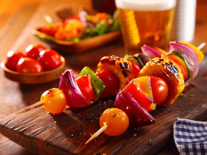Gegrillte Gemüsespieße mit Mais