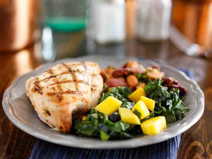 Gegrillte Hähnchenbrust mit Grünkohl und Bohnensalat Gegrillte Hähnchenbrust mit Grünkohl und Bohnensalat
