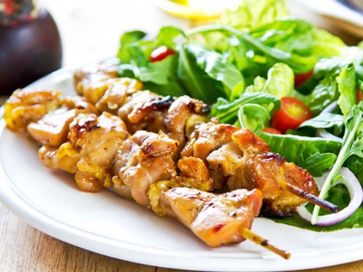 Gegrillte Hähnchenspieße mit Blattsalat Gegrillte Hähnchenspieße mit Blattsalat
