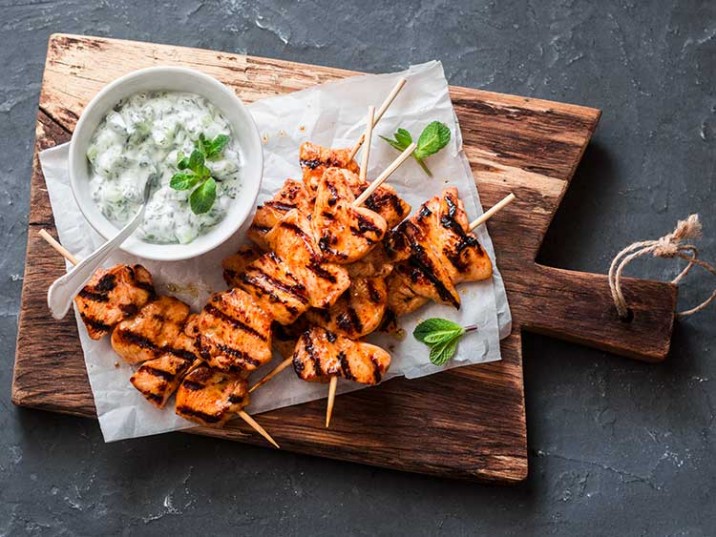 Gegrillte Hähnchenspieße mit Kräuter-Dip Gegrillte Hähnchenspieße mit Kräuter-Dip
