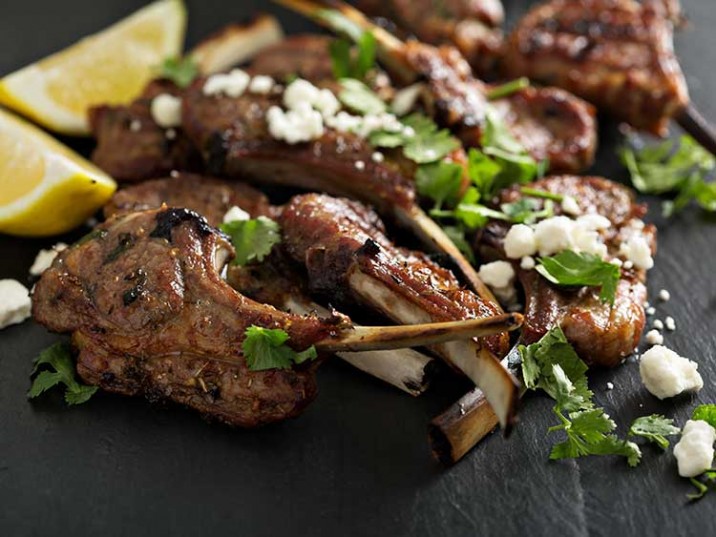 Gegrillte Lammkoteletts mit Ziegenkäse und Koriander Gegrillte Lammkoteletts mit Ziegenkäse und Koriander