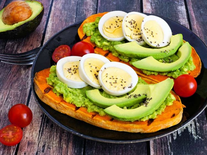 Gegrillte Süßkartoffel mit Avocadocreme und Ei Gegrillte Süßkartoffel mit Avocadocreme und Ei
