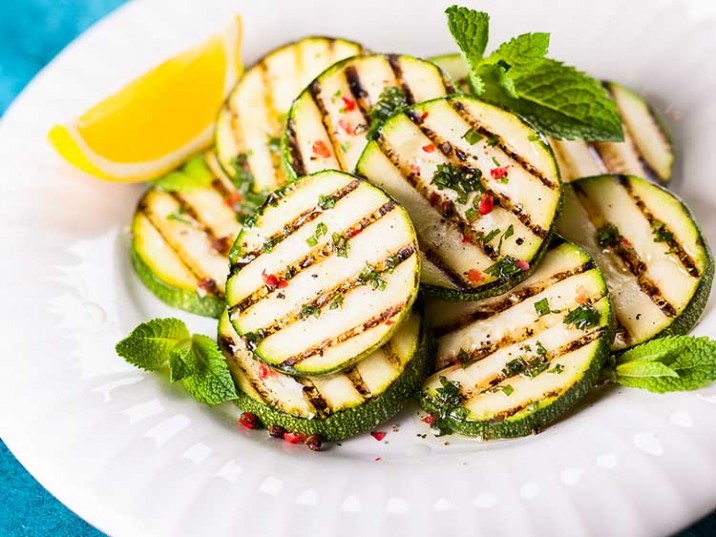 Gegrillte Zucchini mit Kräutern und Gewürzen Gegrillte Zucchini mit Kräutern und Gewürzen