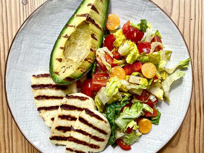 Gegrillter Halloumi mit Avocado und Gemüse Gegrillter Halloumi mit Avocado und Gemüse