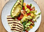 Gegrillter Halloumi mit Avocado und Gemüse