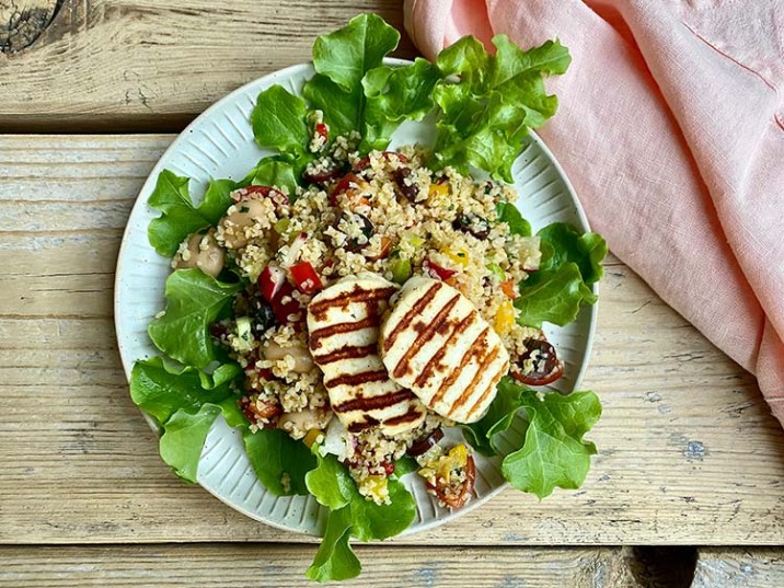 Gegrillter Halloumi mit Bulgur Salat Gegrillter Halloumi mit Bulgur Salat