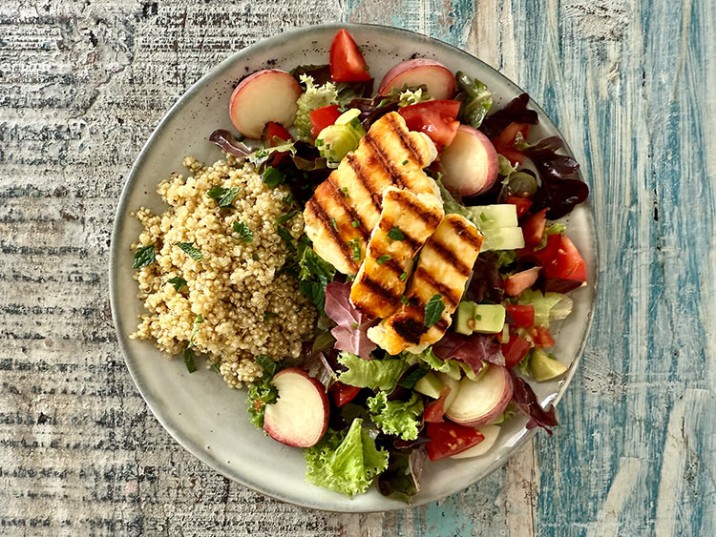 Gegrillter Halloumi mit buntem Salat, Pfirsich und Quinoa