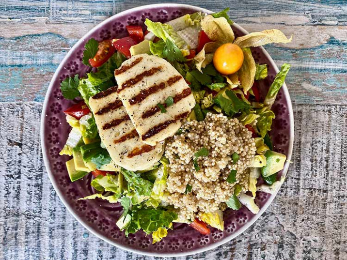 Gegrillter Halloumi mit Salat Gegrillter Halloumi mit Salat