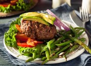 Gegrillter Paleo Hamburger mit Avocado und Bohnen