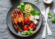 Gegrilltes Lachssteak mit Gemüse und Feta