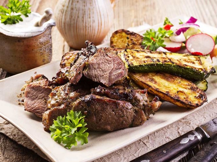 Gegrilltes Lammfilet mit bunter Zucchini Gegrilltes Lammfilet mit bunter Zucchini