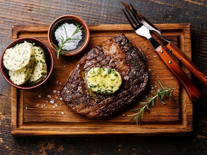 Gegrilltes Rib-Eye-Steak mit selbstgemachter Kräuterbutter Gegrilltes Rib-Eye-Steak mit selbstgemachter Kräuterbutter