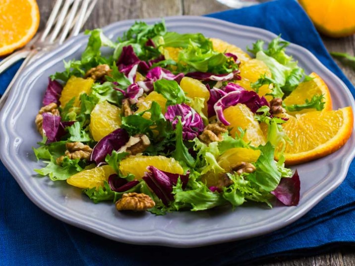 Gemischter Salat mit Orangen und Walnüssen