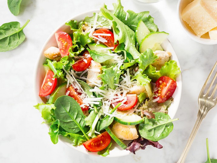 Gemischter Salat mit Hähnchen und Parmesan Gemischter Salat mit Hähnchen und Parmesan