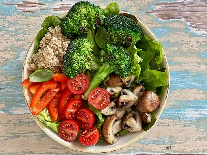 Gemüse-Bowl mit Brokkoli, Champignons und Tomaten