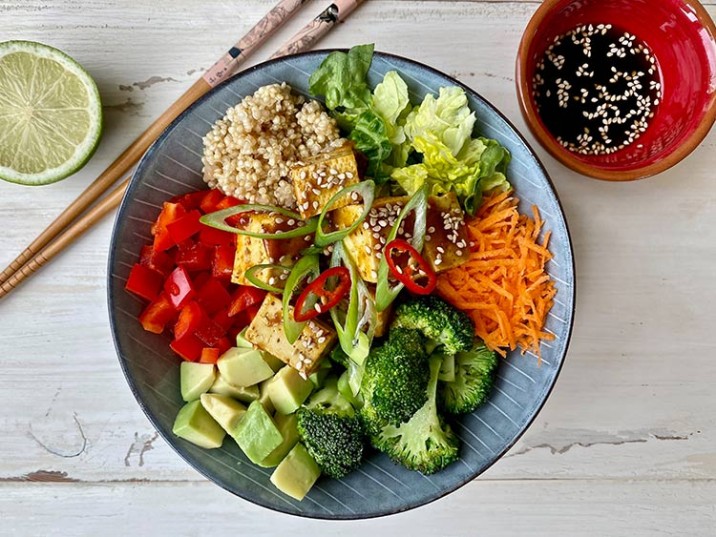 Gemüse Bowl mit Tofu und Quinoa