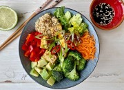 Gemüse Bowl mit Tofu und Quinoa