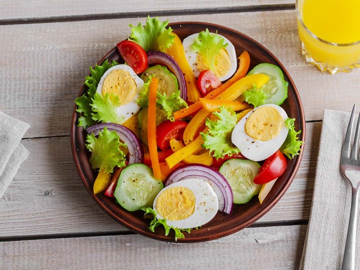 Gemüsesalat mit Gurken und Ei Gemüsesalat mit Gurken und Ei