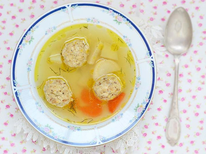 Gemüsesuppe mit Hähnchen Klöße