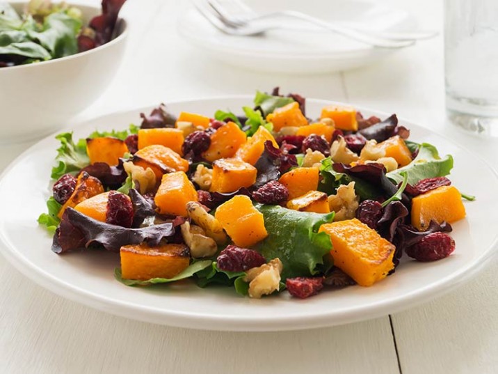 Gerösteter Butternut-Kürbis, Cranberries und Walnusskerne Gerösteter Butternut-Kürbis, Cranberries und Walnusskerne