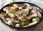 Gesunder Salat mit Birne, Rucola, Feta und Walnüssen