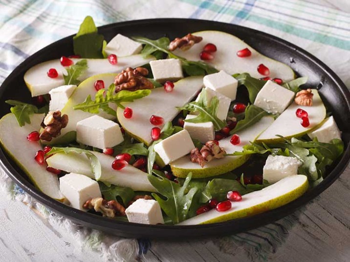 Gesunder Salat mit Birne, Rucola, Feta und Walnüssen