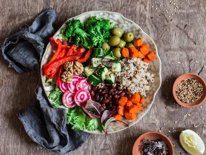 Good Life Bowl mit Quinoa, Rote Bete, Kürbis, Broccoli und Walnüssen