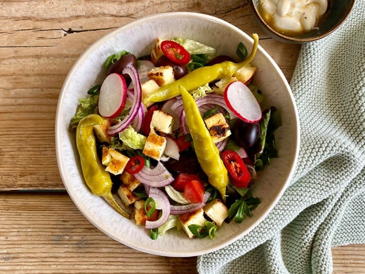Griechischer Salat mit gebratenem Halloumi