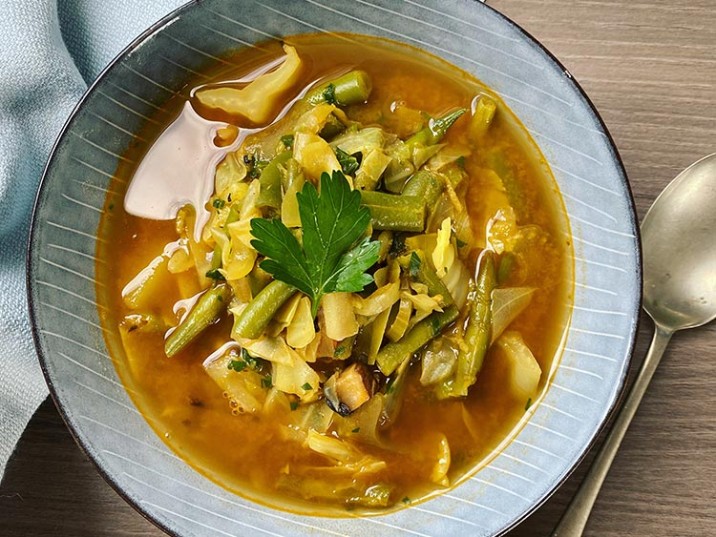Grüne Bohnen Suppe mit Spitzkohl und Sellerie Grüne Bohnen Suppe mit Spitzkohl und Sellerie