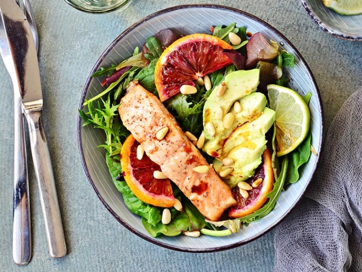 Grüne Bowl mit Lachs und Grapefruit Grüne Bowl mit Lachs und Grapefruit