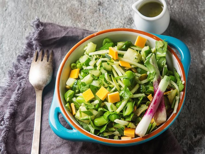 Grüner Salat mit Bohnen, Cheddar und Limetten-Dressing Grüner Salat mit Bohnen, Cheddar und Limetten-Dressing