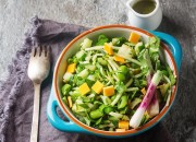 Grüner Salat mit Bohnen, Cheddar und Limetten-Dressing