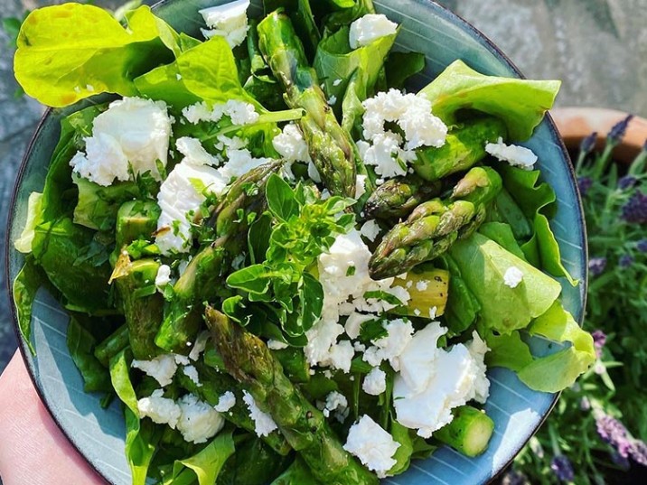 Grüner Salat mit Spargel und Feta Grüner Salat mit Spargel und Feta