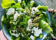 Grüner Salat mit Spargel und Feta