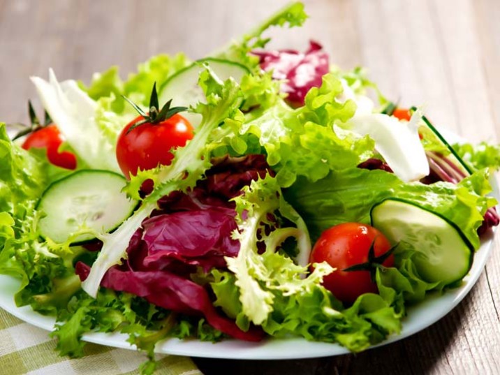 Grüner Salat mit Tomaten und Honig-Senf-Vinaigrette - lowcarbrezepte.org