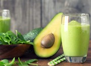 Grüner Smoothie mit Avocado, Spinat und Banane